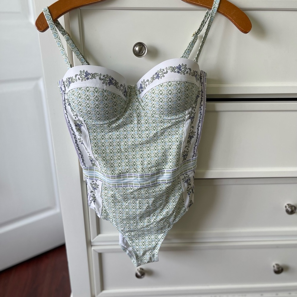 EUC TORY BURCH LIPSI PRINTED UNDERWIRE
ONE-PIECE SWIMSUIT
BOTANICAL GARDEN PARTY